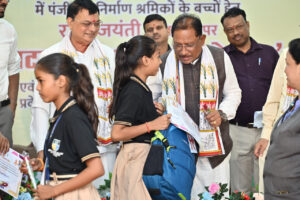 रायपुर : विशेष लेख :राज्य सरकार के प्रयासों से श्रमिकों के जीवन में आ रहा है बदलाव…