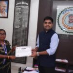 कलेक्टर ने एसआईआर में उत्कृष्ट कार्य करने वाले बीएलओ को&hellip;