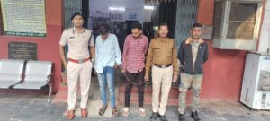 शराब के लिए पैसा मांगकर चाकू से हमला करने वाले दो फरार आरोपी गिरफ्तार…