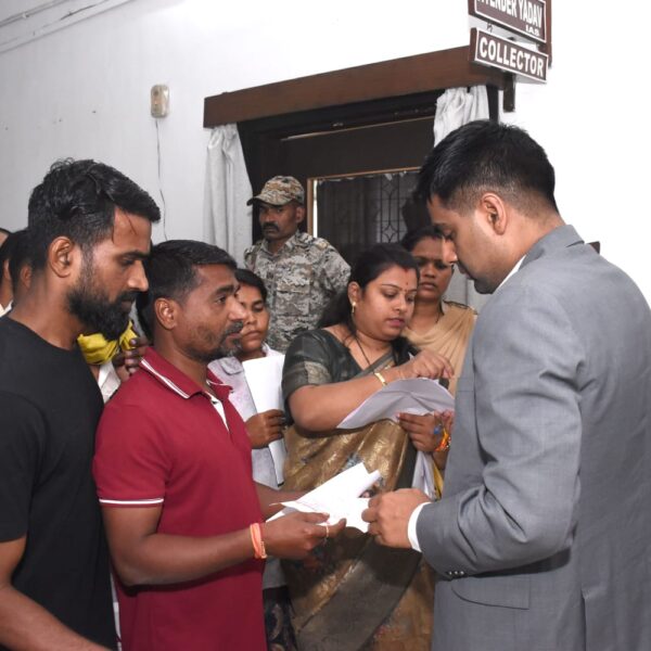 कलेक्टर ने जनदर्शन में पहुंचे जनसामान्य की समस्याओं को संवेदनशीलता पूर्वक सुना…