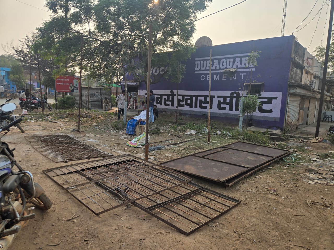 न्यायालय के आदेश पर जमीन आवंटन बाद गंज चौक से काबिज कबाड़ी दुकान को निगम ने हटाया…