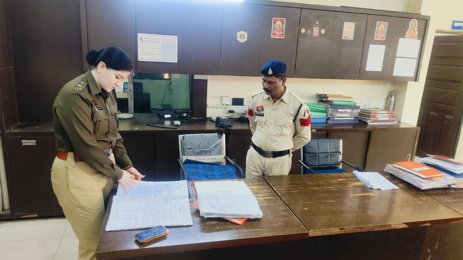पुलिस अधीक्षक राजनांदगांव ने थाना बसंतपुर का अवचक निरीक्षण किया, फरियादियों व पुलिस स्टाफ की समस्याएँ सुनी…