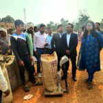 जिले के प्रभारी सचिव पी.एस.एल्मा ने धान उपार्जन केंद्रों का किया निरीक्षण…