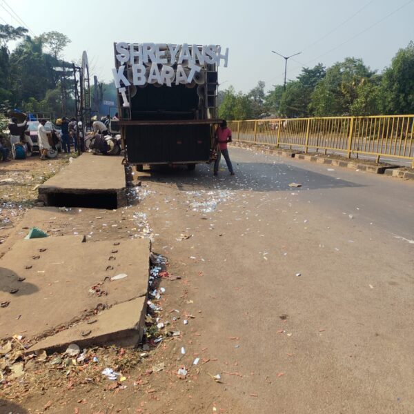 सड़क पर पार्टी पापर बिखेरने और मटेरियल रखने पर 500 रूपये जुर्माना वसूला…