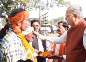 विधानसभा अध्यक्ष डॉ. रमन सिंह ने धान उपार्जन केन्द्र भानपुरी में पूजा-अर्चना कर धान खरीदी का किया शुभारंभ…
