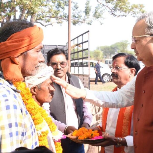 विधानसभा अध्यक्ष डॉ. रमन सिंह ने धान उपार्जन केन्द्र भानपुरी में पूजा-अर्चना कर धान खरीदी का किया शुभारंभ…