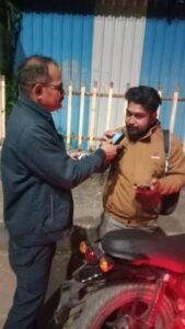 यातायात पुलिस द्वारा यातायात नियमों का उल्लंघन करने वाले वाहन चालकों पर कसा शिकंजा…