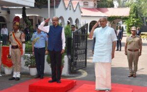 रायपुर : उप राष्ट्रपति को दिया गया गार्ड ऑफ ऑनर…