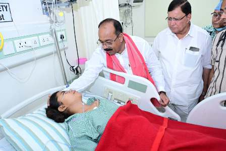 रायपुर : उप मुख्यमंत्री अरुण साव रेल हादसे में घायल लोगों से मिले…