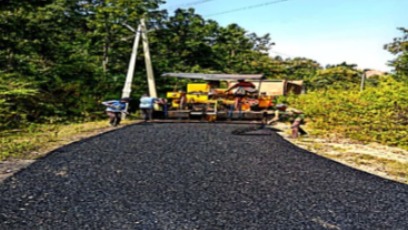 रायपुर : जशपुर में सड़कों की सूरत निखर रही— 4 करोड़ 50 लाख की लागत से बी.टी. पेच रिपेयर कार्य तेज़ी से जारी…