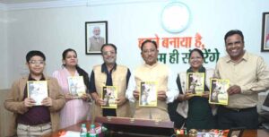 रायपुर : मुख्यमंत्री ने किया शंकर पांडे की पुस्तक ‘छत्तीसगढ़ अतीत से अब तक’ का विमोचन…