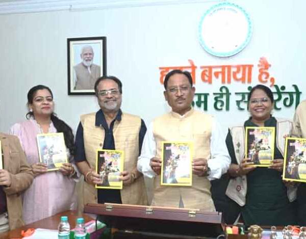 रायपुर : मुख्यमंत्री ने किया शंकर पांडे की पुस्तक ‘छत्तीसगढ़ अतीत से अब तक’ का विमोचन…