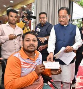 रायपुर : दिव्यांग रग्बी खिलाड़ी की मदद के लिए मुख्यमंत्री आगे आए- जनदर्शन में स्वीकृत किया 90 हजार रुपए का आर्थिक अनुदान…