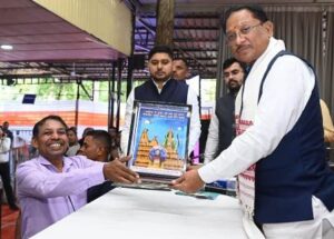 रायपुर : जनदर्शन में अद्भुत दृश्य—भिलाई के अंकुश देवांगन ने मुख्यमंत्री को भेंट की संगमरमर पर बनी प्रधानमंत्री नरेंद्र मोदी की सूक्ष्म प्रतिमा…