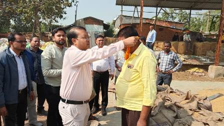 सक्ती : देवरघटा धान उपार्जन केन्द्र पहुंचकर किसान को माला पहनाकर कलेक्टर ने धान खरीदी कार्य का किया शुभारंभ…