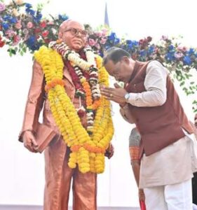 रायपुर : मुख्यमंत्री विष्णुदेव साय ने संविधान दिवस के अवसर पर डॉ. भीमराव अंबेडकर की प्रतिमा पर माल्यार्पण कर किया नमन…