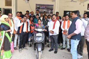 रायपुर : वनांचल की दिव्यांग आंगनबाड़ी कार्यकर्ता को उपमुख्यमंत्री ने दिलाई स्कूटी…