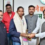 रायपुर : मुख्यमंत्री साय ने महिला कबड्डी विश्व कप की स्टार खिलाड़ी संजू देवी को दी बधाई…