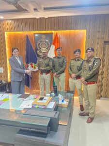 राजनांदगांव : पुलिस अधीक्षक सुश्री अंकिता शर्मा द्वारा सहायक उपनिरीक्षक इब्राहिम खान को स्टार लगाकर उप निरीक्षक के पद पर पदोन्नत किया…