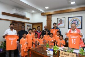 राजनांदगांव : बाल दिवस पर विधानसभा अध्यक्ष डॉ. रमन सिंह ने बच्चों को दी अंतरराष्ट्रीय गुणवत्ता की हॉकी स्टिक…
