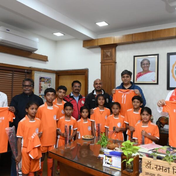 राजनांदगांव : बाल दिवस पर विधानसभा अध्यक्ष डॉ. रमन सिंह ने बच्चों को दी अंतरराष्ट्रीय गुणवत्ता की हॉकी स्टिक…