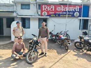 राजनांदगांव : आरोपी के कब्जे से चोरी गई मोटर सायकल सुपर स्प्लेण्डर कमांक सीजी 08 ए टी 7152 किमती 30,000 रूपये बरामद कर किया गया जप्त…
