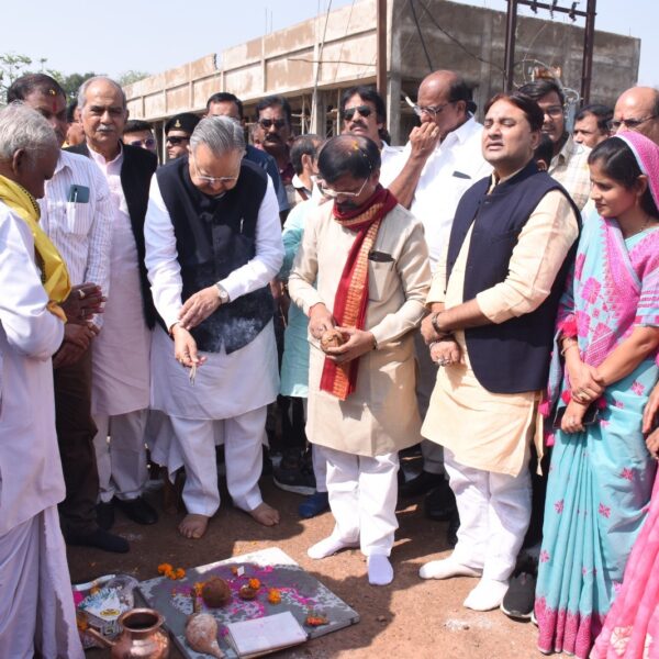 राजनांदगांव : विधानसभा अध्यक्ष ने आदर्श कृषि उपज मंडी समिति राजनांदगांव के अनाज एवं फल सब्जी मंडी में 1 करोड़ 33 लाख 36 हजार रूपए की लागत की बीटी रोड डामरीकरण कार्य का किया भूमिपूजन…