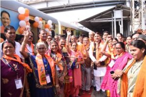 राजनांदगांव : सांसद श्री संतोष पाण्डेय एवं अध्यक्ष छत्तीसगढ़ पर्यटन मंडल श्री नीलू शर्मा ने श्री रामलला दर्शन अयोध्या धाम योजना अंतर्गत दुर्ग एवं बस्तर संभाग के 665 तीर्थ यात्रियों की स्पेशल ट्रेन को हरी झंडी दिखाकर किया रवाना…