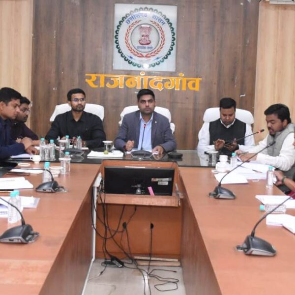 कलेक्टर ने धान खरीदी के मद्देनजर जिले के सभी समिति प्रबंधकों एवं डाटा एण्ट्री ऑपरेटरों की बैठक ली…