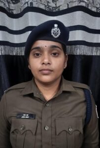 महिला आरक्षक ने यात्री की जान बचाई…