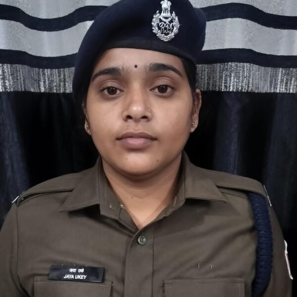 महिला आरक्षक ने यात्री की जान बचाई…