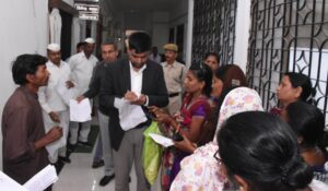कलेक्टर ने जनदर्शन में पहुंचे जनसामान्य की समस्याओं को संवेदनशीलता पूर्वक सुना…