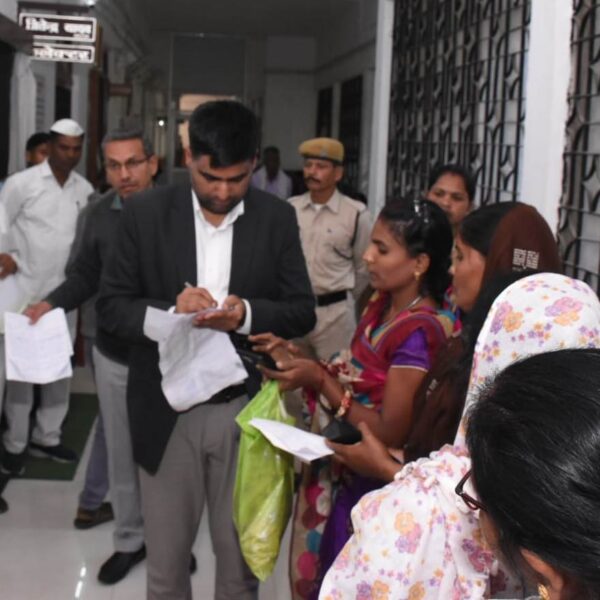 कलेक्टर ने जनदर्शन में पहुंचे जनसामान्य की समस्याओं को संवेदनशीलता पूर्वक सुना…