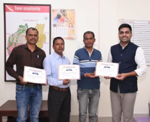 कलेक्टर ने रकबा समर्पण में उत्कृष्ट कार्य के लिए समिति प्रबंधकों को किया सम्मानित…