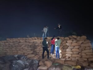 धान उपार्जन केन्द्र घुमका में निरीक्षण के दौरान अवैध भंडारित धान जप्ती की कार्रवाई की गई…