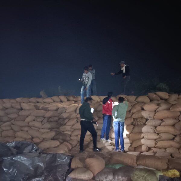 धान उपार्जन केन्द्र घुमका में निरीक्षण के दौरान अवैध भंडारित धान जप्ती की कार्रवाई की गई…