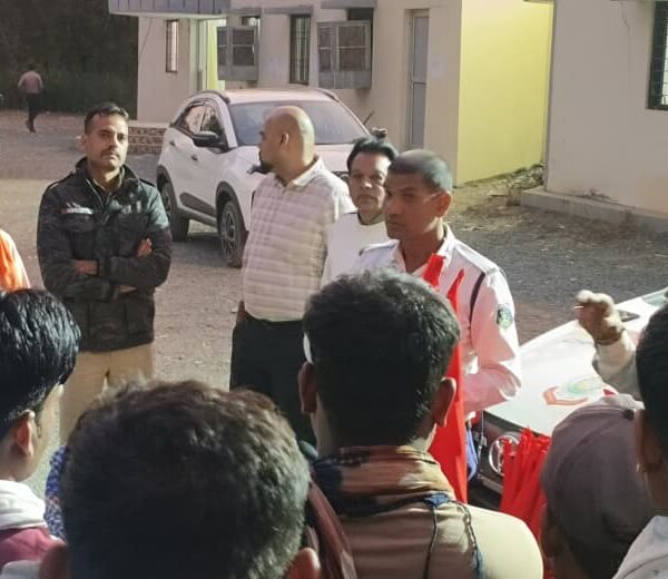 कबीरधाम पुलिस ने गन्ना परिवहन करने वाले किसानों को यातायात सुरक्षा के प्रति जागरूक किया…