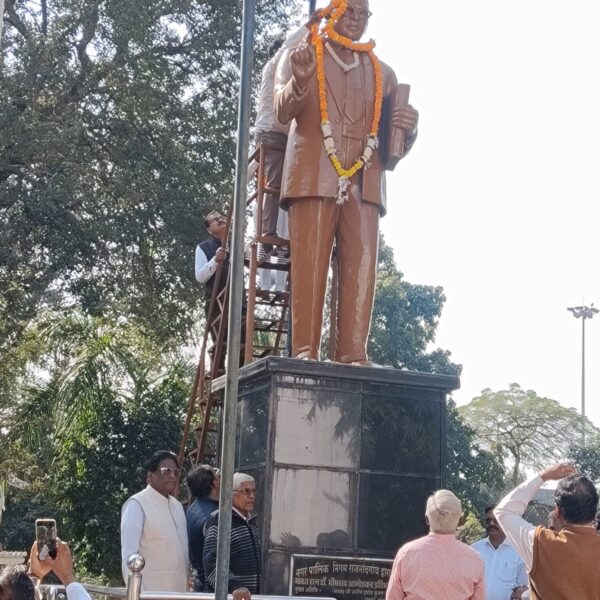 डाॅ.भीमराव अंबेडकर की पुण्यतिथि पर महापौर सहित निगम पदाधिकारियों ने दी पुष्पांजलि…