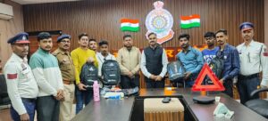 सड़क दुर्घटनाओं में पीड़ितों को मदद करने वाले पुलिस मितानों को वितरण किया गया सुरक्षा किट…