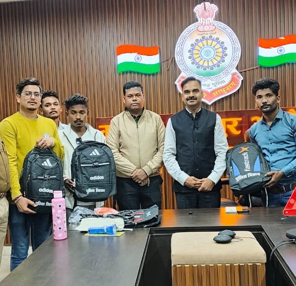 सड़क दुर्घटनाओं में पीड़ितों को मदद करने वाले पुलिस मितानों को वितरण किया गया सुरक्षा किट…