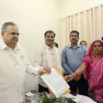 राजनांदगांव में डॉ.रमन सिंह ने आश्रितों व आंगनबाड़ी कर्मियों को सौंपे अनुकंपा नियुक्ति पत्र…