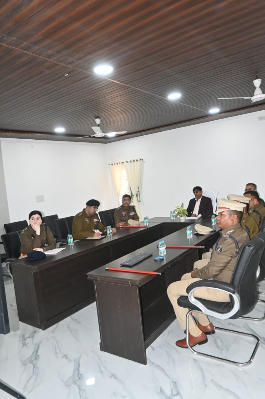 नक्सल उन्मूलन के साथ एसपी और अन्य ऑफिसर सामाजिक दायित्व भी निभाये – अरुण देव गौतम…