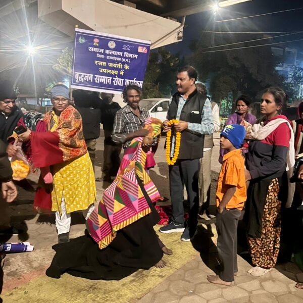 बेघर लोगों को ठंड व शीत लहर से बचाने महापौर ने बाटे कम्बल…