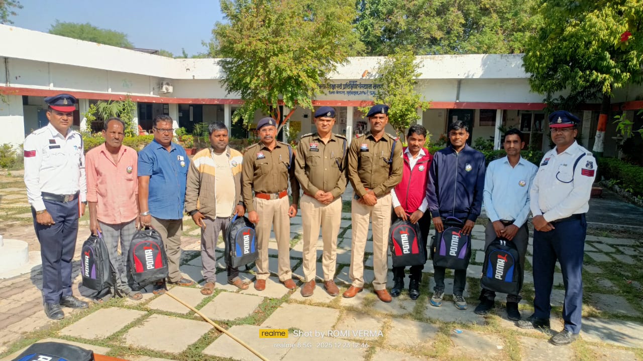 यातायात पुलिस खैरागढ़ द्वारा सड़क सुरक्षा मितान /गुड सेमेरिटन को किया गया सुरक्षा किट वितरण…