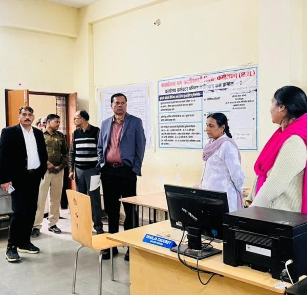 दुर्ग संभाग आयुक्त सत्यनारायण राठौर ने विभिन्न विभागों का किया&hellip;