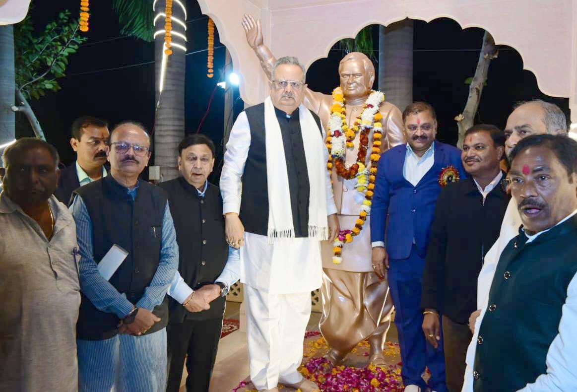 विधानसभा अध्यक्ष डॉ. रमन सिंह ने अटल परिसर राजनांदगांव में भारत रत्न अटल बिहारी वाजपेयी की जयंती सुशासन दिवस कार्यक्रम में हुए शामिल…