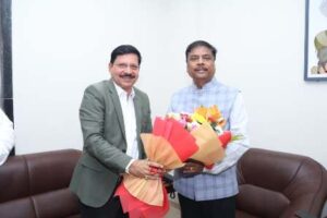 रायपुर : वन मंत्री श्री कश्यप से एसईसीएल के सीएमडी ने की सौजन्य भेंट…