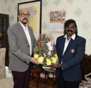 रायपुर : राज्यपाल डेका से वुशु एसोसिएशन के महासचिव ने की भेंट…