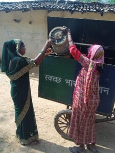 रायपुर : स्वच्छता दीदी द्वारा ग्रामीण क्षेत्रों में किया जा रहा है डोर टू डोर कचरा संग्रहण…