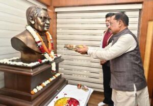रायपुर : मुख्यमंत्री विष्णु देव साय ने भारत रत्न अटल बिहारी वाजपेयी की प्रतिमा पर माल्यार्पण कर दी श्रद्धांजलि…
